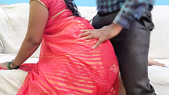 Eine Indische Milf In Einem Rosa Saree Teilt Ihre Frau Mit Einem Großen Schwanz