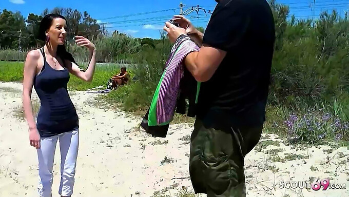 Tania Pickup Krijgt Haar Eerste Kontneukbeurt Op Een Openbaar Strand