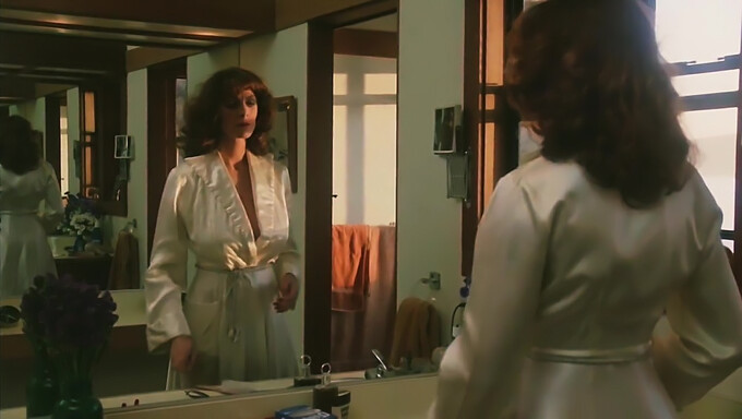 Retro Milf Kay Parker, Bu Güzel Erotik Filmde Duşun Tadını Çıkarıyor