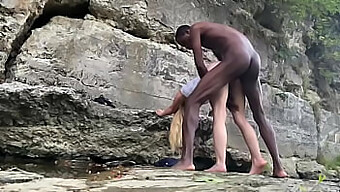 Noir Et Paluché: Sexe Interracial Avec Une Grosse Bite Sur La Montagne