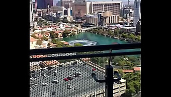 Blowjob Von Einer Weißen Schlampe Zu Einem Schwarzen Typen In Vegas