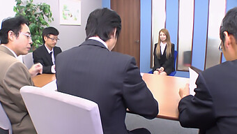 Na Een Interview Krijgt Een Japanse Tiener Een Grote Tieten En Een Grote Lul Blowjob