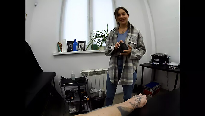 Getatoeëerde Russische Tiener Krijgt Een Cumshot En Deepthroat