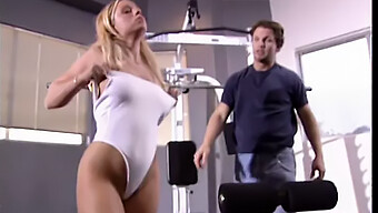 Instructeur De Fitness Donne Une Baise Hard À Une Femme Excitée