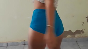 Jovem Latina Quente E Sexy Dançando No Vídeo