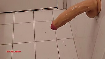 Großer Schwanz Masturbation Im Badezimmer Mit Amateur-Dildo