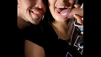 Marido E Esposa Se Envolvem Em Sexo Oral E Gozada Na Boca