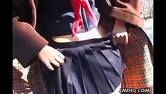 Adolescente Japonesa Con Tetas Pequeñas Recibe Sexo Oral Y Penetración Al Aire Libre.