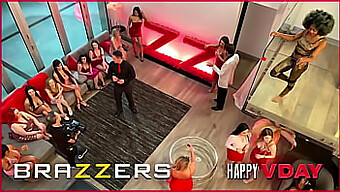 4个幸运的男人和4个幸运女孩的跨种族乱交 - Brazzers