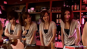 Des Adolescentes Asiatiques Profitent D'Un Sexe De Groupe Dans Un Club Échangiste Japonais