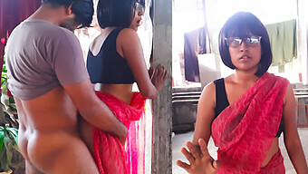 Une Bhabhi Indienne En Sari Rouge Se Fait Baiser La Bouche Et La Chatte