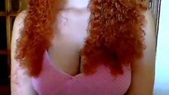 Rousse À Gros Seins Avec Des Cheveux Naturels En Webcam