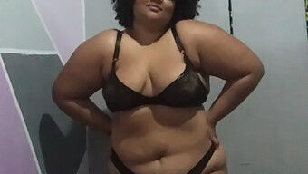 Latina À Gros Seins En Lingerie Sexy