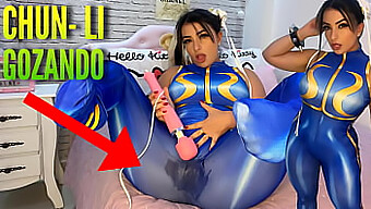 Une Fille Cosplay Animée Utilise Son Vibromasseur Htachi Pour Atteindre L'Orgasme Et Mouiller Ses Vêtements