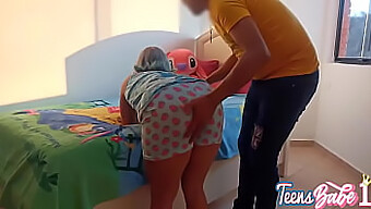 Amatör Cuckold, Üvey Kızı Tarafından Sert Yarrağını Emiyor Ve Sikiliyor