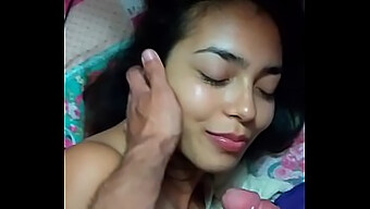 Remaja Latina Memberi Saya Blowjob Sambil Kami Menonton Tv