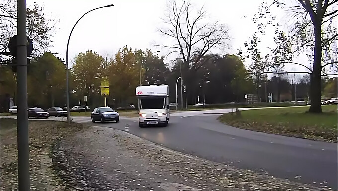 Twee Geile Kerels Neuken Om De Beurt Het Poesje Van Een Jonge Latina En Laten Haar Hard Klaarkomen In Een Auto