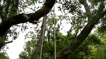 Des Copines Montrent Leurs Gros Seins Naturels Dans Le Jardin