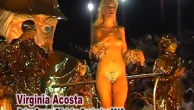 La Modella Bionda Latina Virginia Acosta Cavalca Il Carnevale Di Corrientes