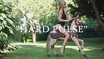 Hard Puls: En Video Av En Hard Kuk