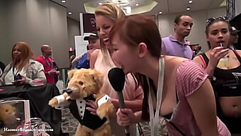 Asiatiska Tonåringen Britney Amber Och Teddylovebear På Ae Expo