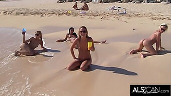 Lesbianas Cachondas En Una Playa Pública: Meando Y Comiendo Delicia