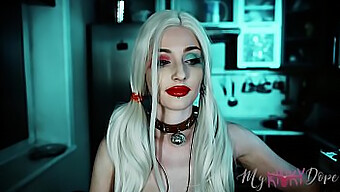 Genç (18+) Harley Quinn'In Cosplay Mastürbasyonu