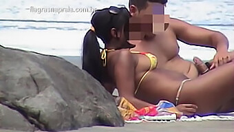 Une Jeune Brune Sexy Se Fait Baiser Par Son Mec Sur La Plage