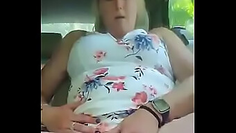 L'Orgasme Intense D'Une Milf Dans Une Voiture