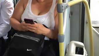 Ny Milf Med Hoppende Bryster På Bussen