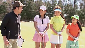 I Golfisti Asiatici Si Fanno Birichini Sul Verde