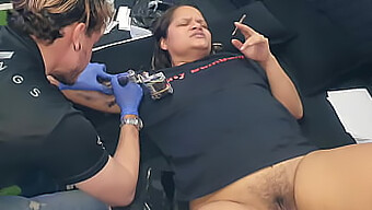 Sessione Di Tatuaggi Caldi Della Moglie Con Una Tatuatrice Tedesca