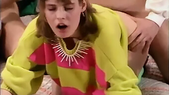 Teen Dalle Grandi Tette Ingoia Sperma In Un Video Porno Vintage