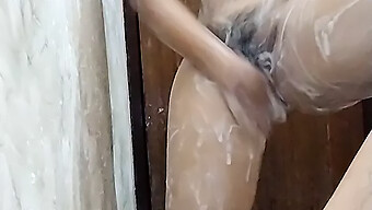 Pacar Menerima Pijatan Sensual Dari Pacarnya Di Kamar Mandi Sebelum Menelan Sperma Pacarnya.