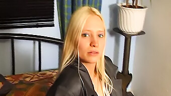 Eine Deutsche Amateurin Bekommt Blowjob Von Einem Tätowierten Girl