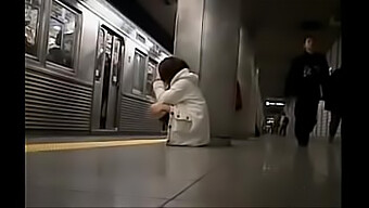 日本人の女の子が電車の中でパンティを脱がされ、弄られる