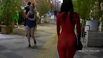 Vestido Rojo Transparente Con Grandes Tetas Y Mirada Sin Sujetador