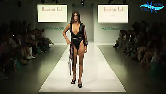 Duas Modelos Vestidas Com Lingerie Caminham Na Passarela.