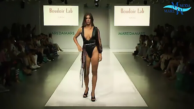 Duas Modelos Vestidas Com Lingerie Caminham Na Passarela.