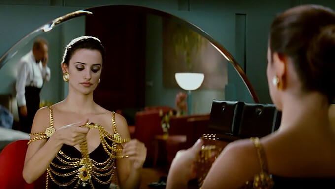 Payudara Besar Dan Badan Sempurna - Penelope Cruz Dalam The Rotos Earrings