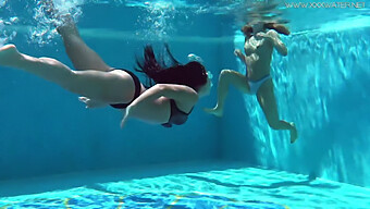 La Beauté Américaine Jessica Lincoln Et Son Amie Lindsay Prennent Une Double Pénétration Dans La Piscine