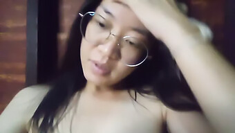 Gadis Asia Masturbasi Dalam Video Buatan Sendiri