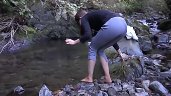 Vivez Le Frisson D'Une Rivière Froide Avec Une Étudiante Coquine