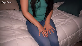 Brunette Babe Tar På Seg En Stor Kuk I En Vill Fest