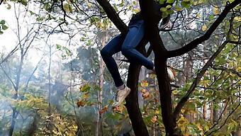 Lesbienne-Illusion: Une Fille Grimpe À Un Arbre Pour Se Frotter La Chatte