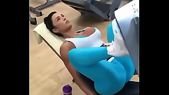 Latihan Gim Dengan Sisi Cameltoe