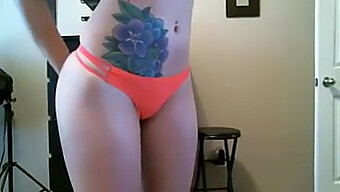 Show Webcam En Direct D'Une Nana Tatouée Faisant Une Fellation