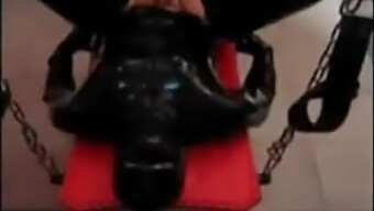 Une Dominatrice Prend Le Contrôle D'Un Esclave En Latex Avec Un Gode-Ceinture