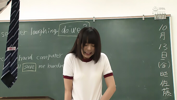 La Étudiante Japonaise Yua Nanami Se Fait Montrer Les Seins Et Les Jambes Dans Cette Vidéo De Masturbation Par Derrière