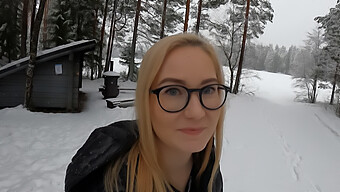 Una Belleza Increíble En Medio De Una Tormenta De Nieve